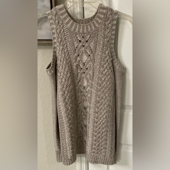 BCBGMaxAzria Sweaters - BCBG Max Azaria Women’s Cold Shoulder Metallic Cable Knit L/S Sweater-XS-EUC